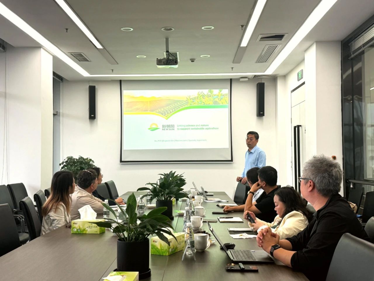 以色列駐成都總領事代表團一行蒞臨新朝陽參觀交流,共探中以農業科技協同發展之路